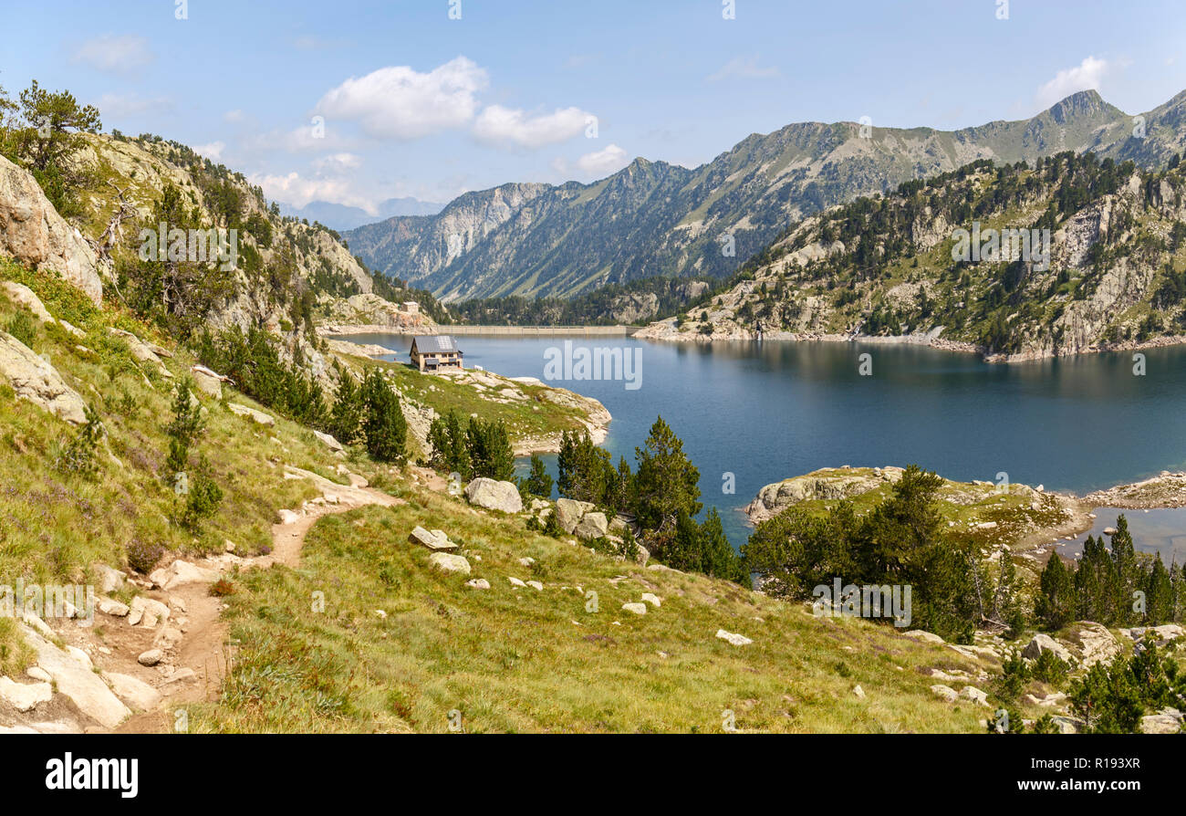 Il sentiero lungo il lago di Colomers in Aiguestortes Parco Nazionale, Pirenei catalani Foto Stock
