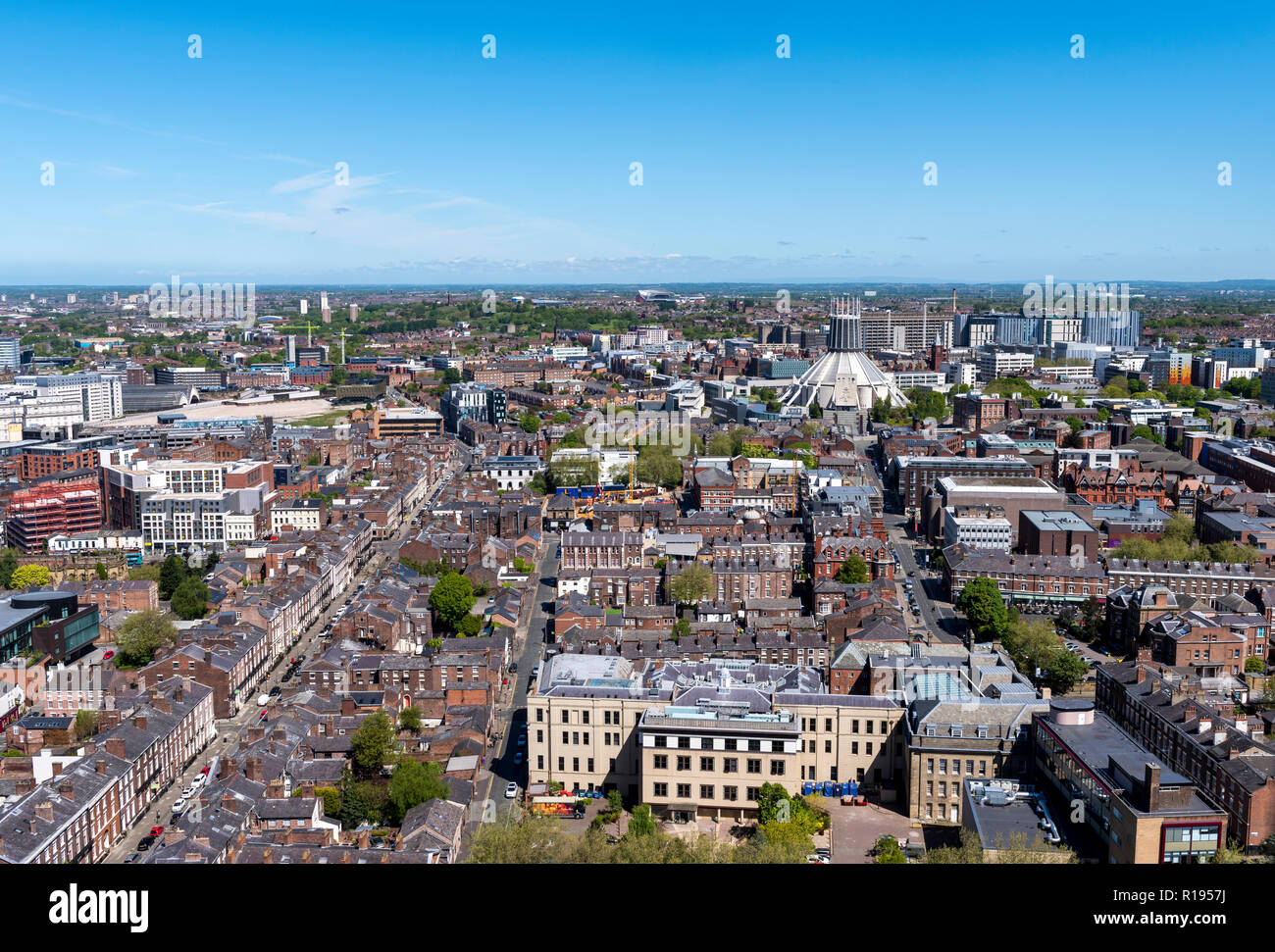 Vista del centro città di Liverpool skyline guardando verso nord Liverpool che mostra la Cattedrale Metropolitana e Anfield stadium di distanza Foto Stock