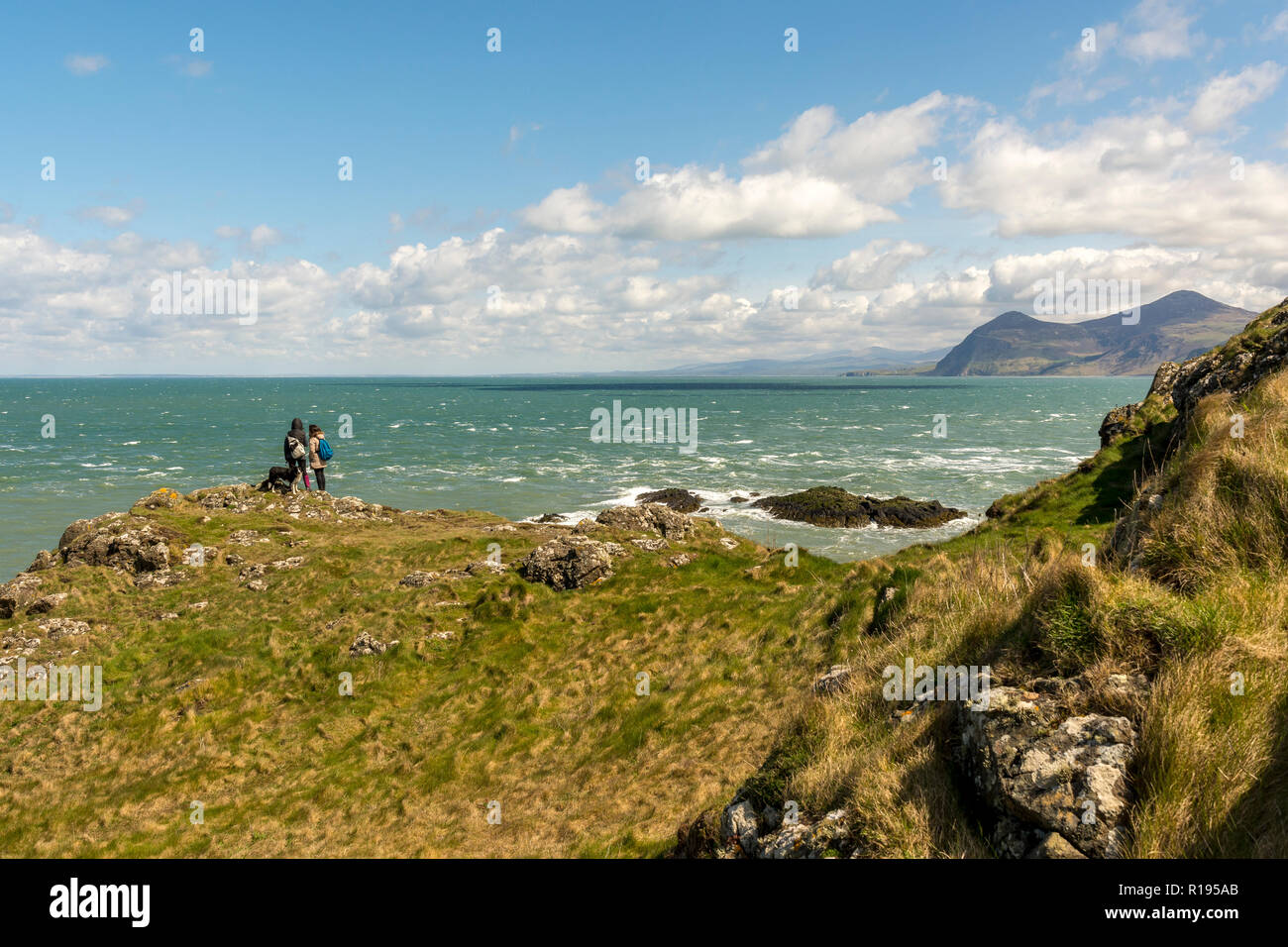 Viste da sopra Morfa Nefyn, Gwynedd ,il Galles del Nord cercando attraverso l' Atlantico verso Yr Eifl. Foto Stock