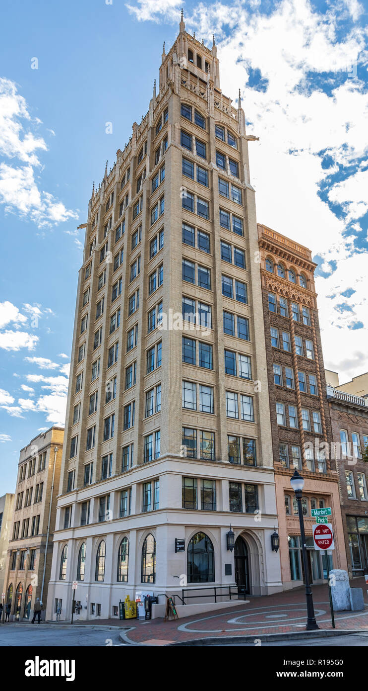 ASHEVILLE, NC, Stati Uniti d'America-10/25/18: l'edificio Jackson sul Pack Square è una struttura neogotico costruito su una 27 da 60 piedi molto nel 1924. Foto Stock