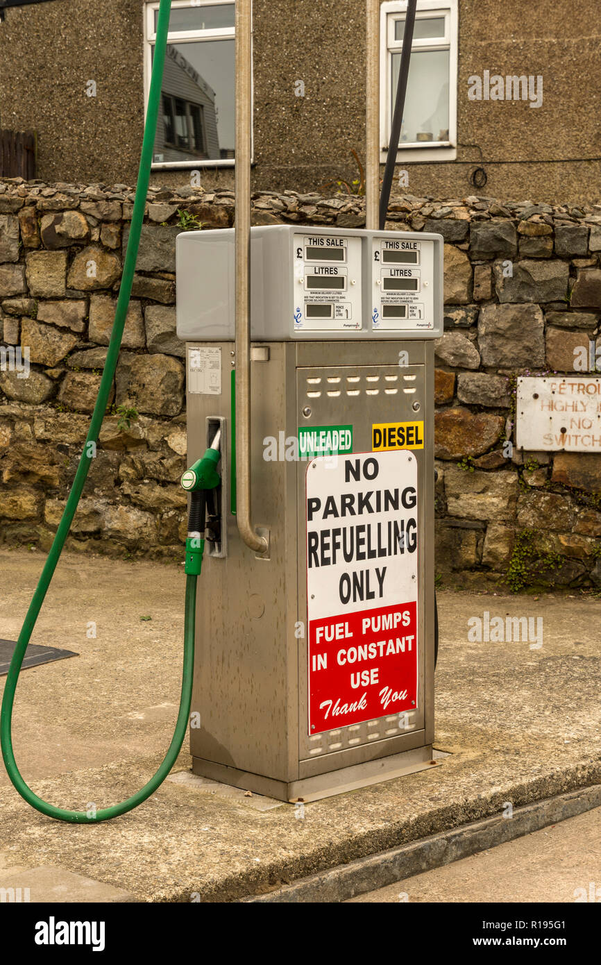 La benzina e il diesel pompa Abersoch high street Gwynedd Galles del Nord Foto Stock