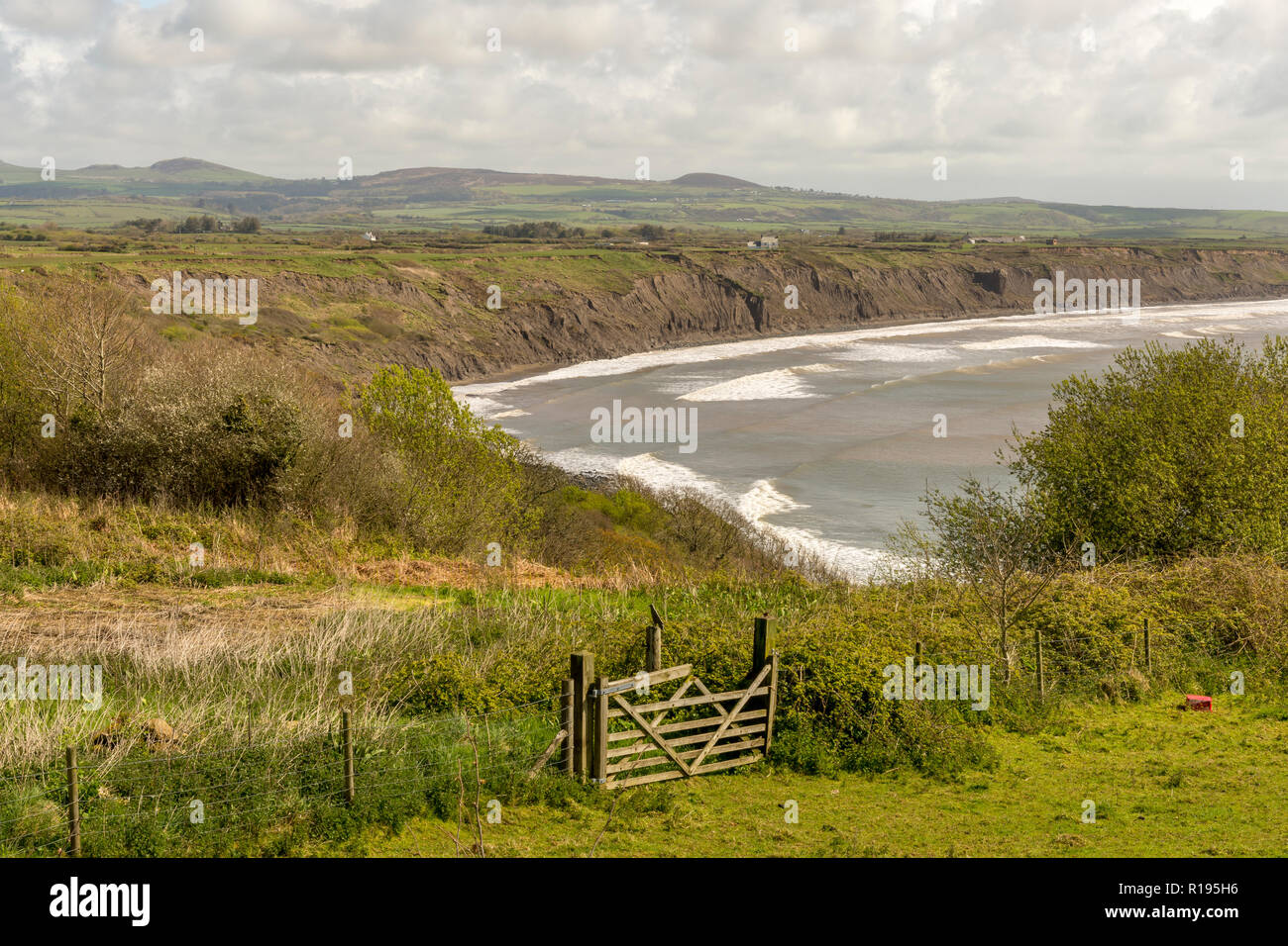 Vista dalla collina a Rhiw, Gwynedd ,il Galles del Nord che si affaccia sulla bocca di Hells Bay parte del Llyn Peninsula a piedi lungo il sentiero costiero Foto Stock