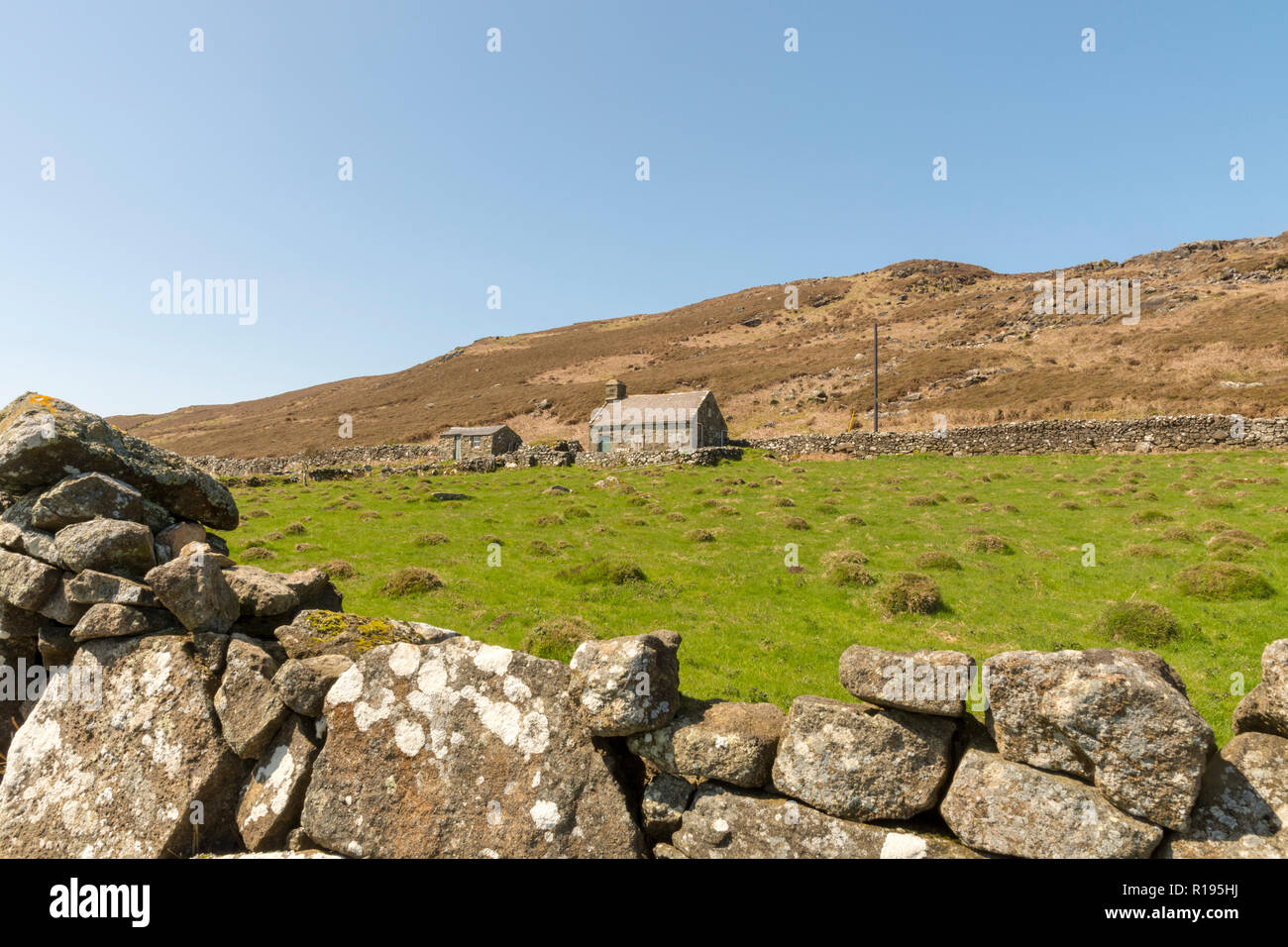 Cottage in pietra sulle colline di Rhiw, Gwynedd ,il Galles del Nord Foto Stock