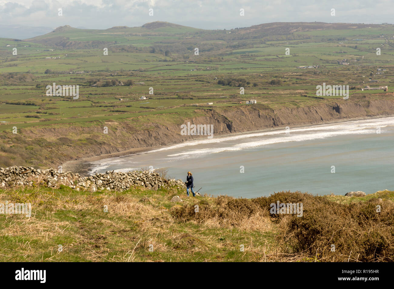 Vista dalla collina a Rhiw, Gwynedd ,il Galles del Nord che si affaccia sulla bocca di Hells Bay parte del Llyn Peninsula a piedi lungo il sentiero costiero Foto Stock