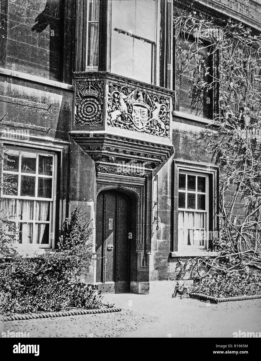 Vintage fotografia in bianco e nero, adottata nel maggio 1924, mostrando l'ingresso al Lodge a Cristo's College, Università di Cambridge, Inghilterra. Foto Stock