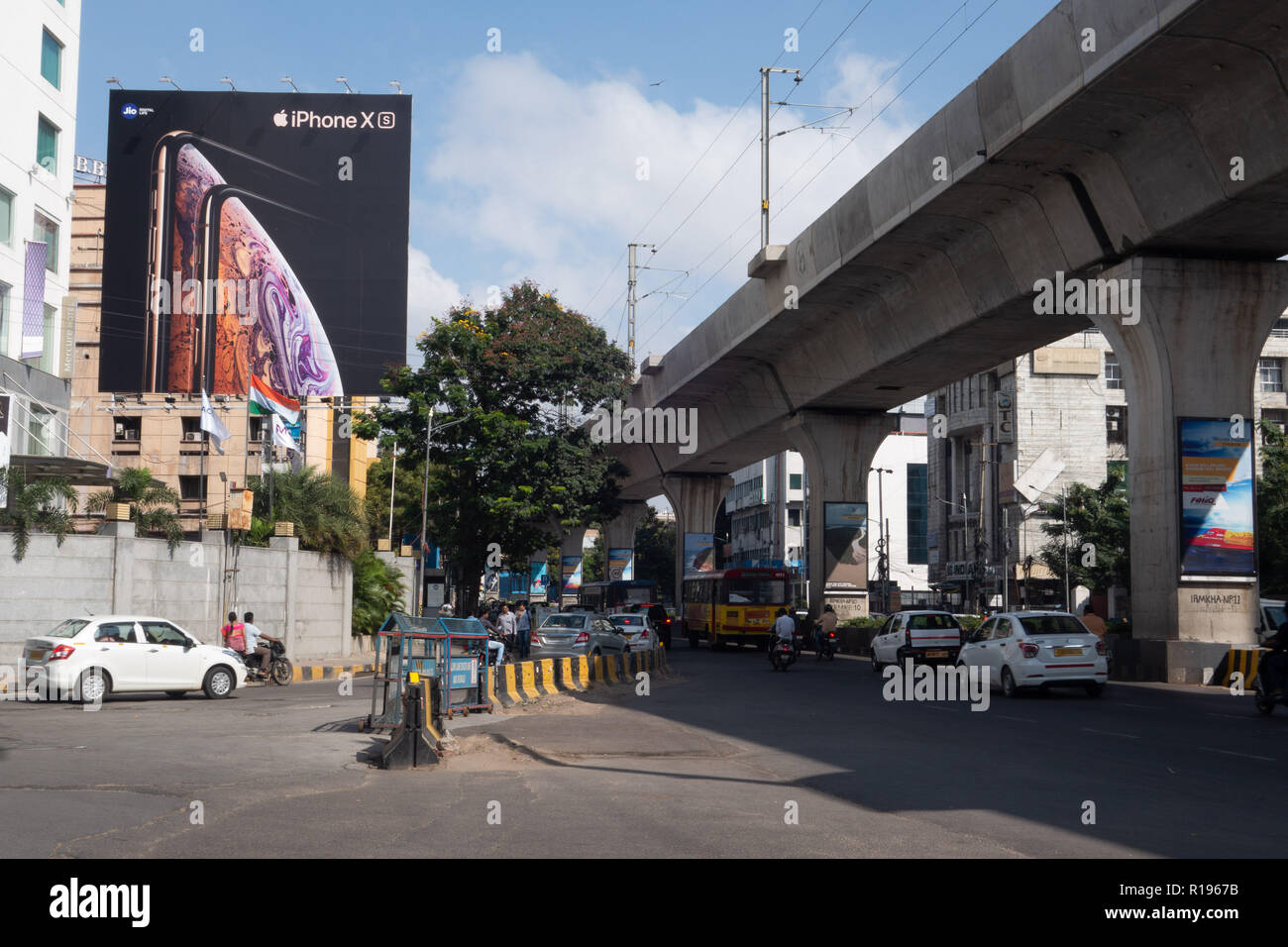 HYDERABAD, INDIA - NOVEMBRE 03,2018 mattina ora di punta del traffico in corrispondenza di una strada trafficata in Hyderabad, India Foto Stock