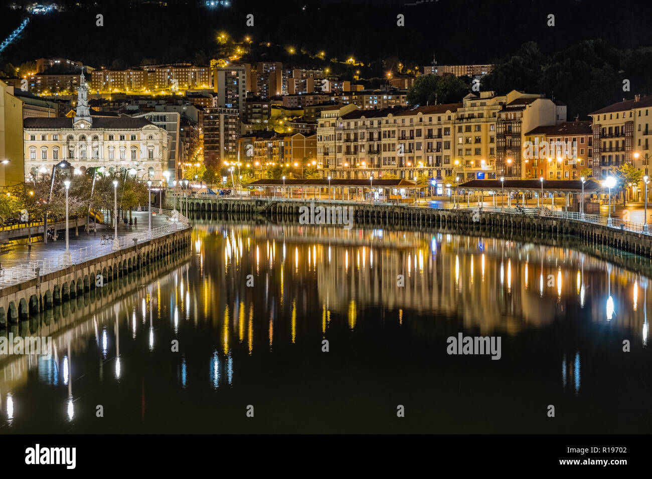 Nocturne vista di Bilbao Euskadi Pais Vasco, Spagna Foto Stock