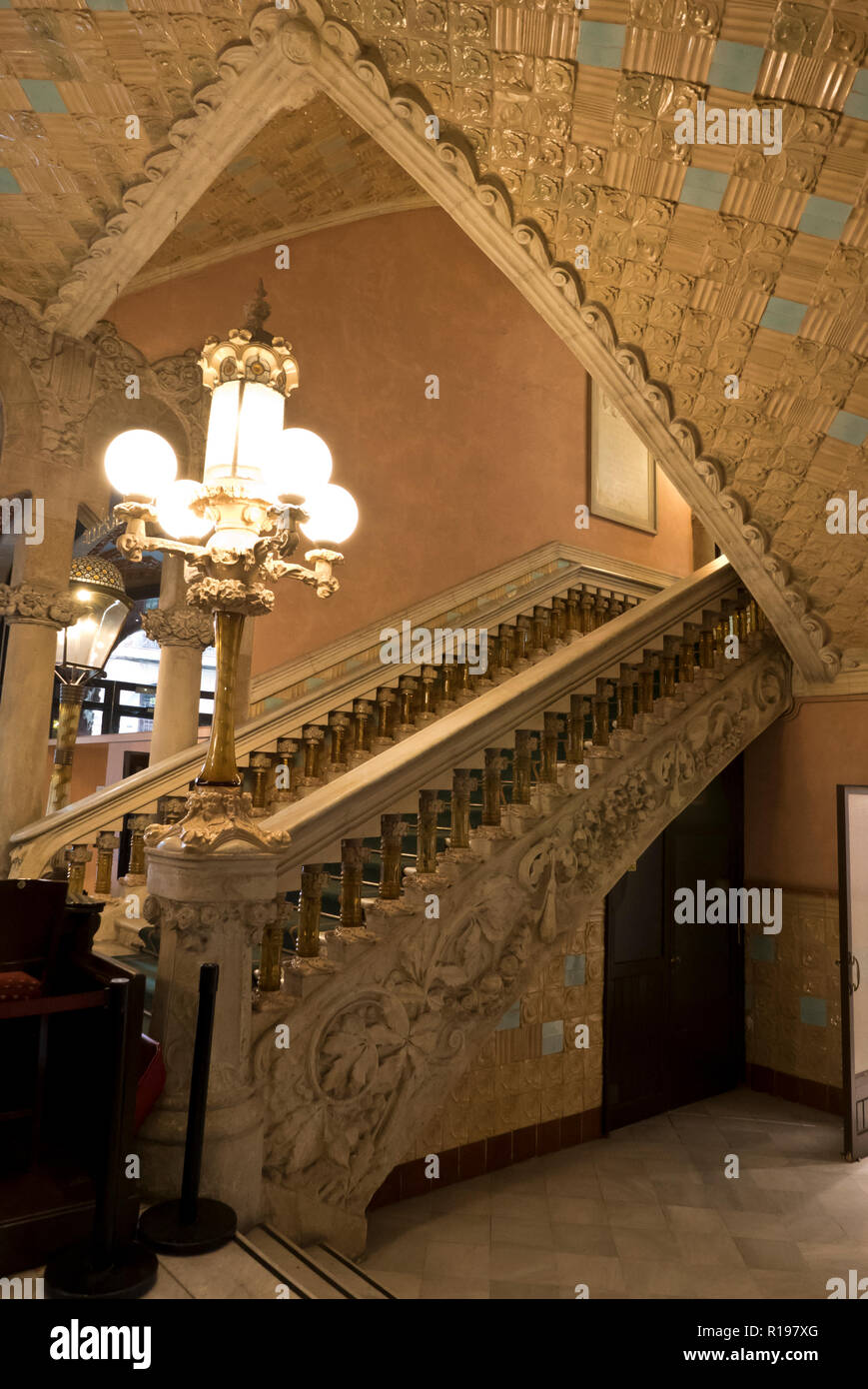 Una classica lampada di illuminazione post ai piedi della scala all'interno del Palau de la Musica, Barcellona, Spagna Foto Stock