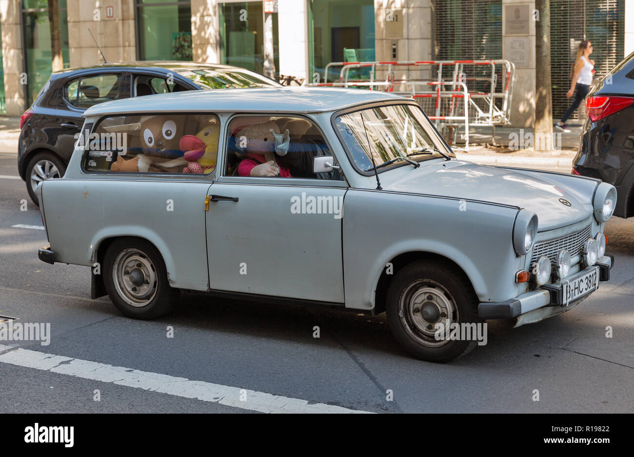 Berlino, Germania - 13 luglio 2018: Retro auto Trabant piena di bambole carino interno in Mitte distretto centrale. Si tratta di un automobile che è stato prodotto nel 1957 Foto Stock