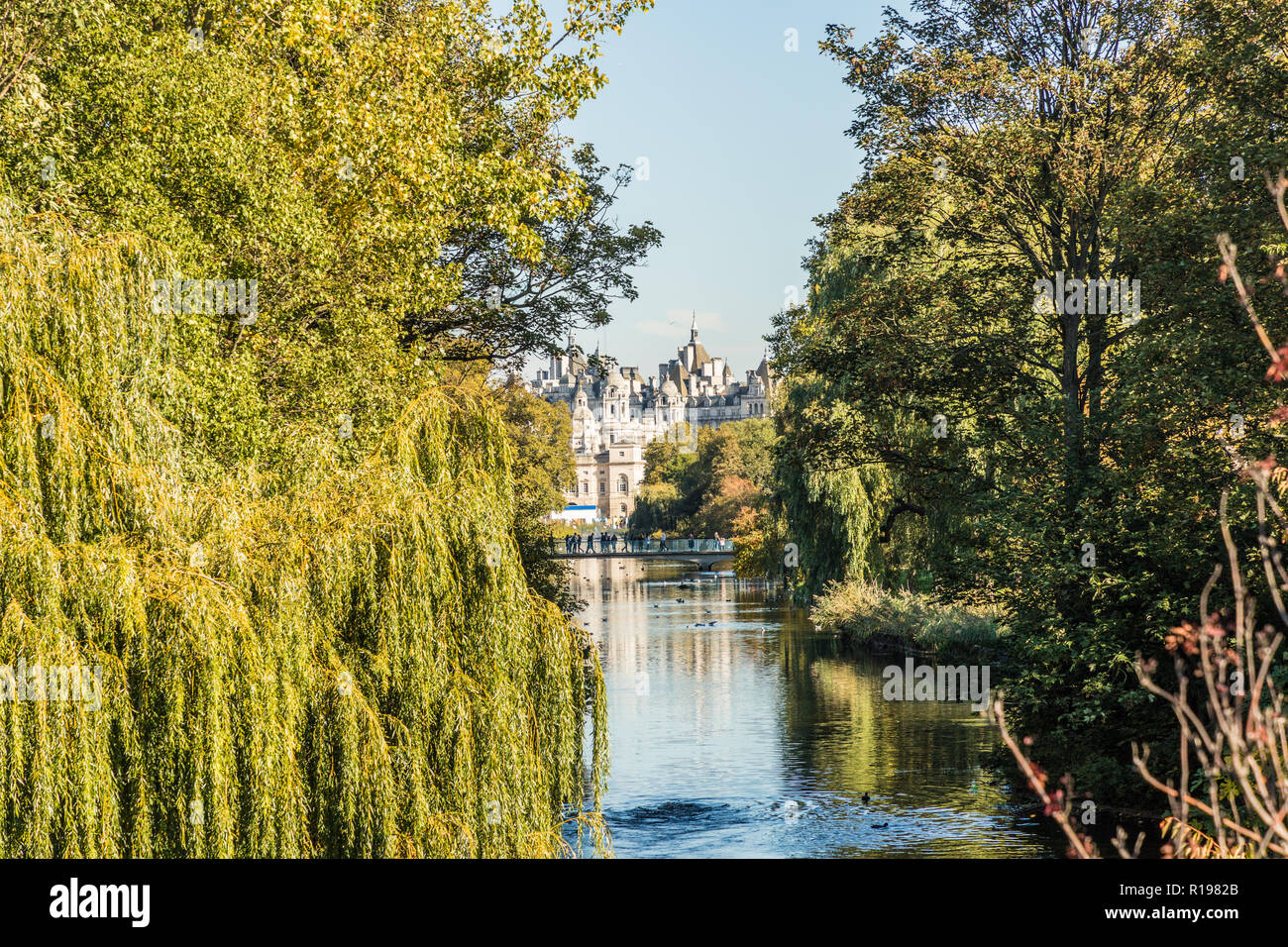 Londra. Novembre 2018. Una vista in St James Park a Londra Foto Stock