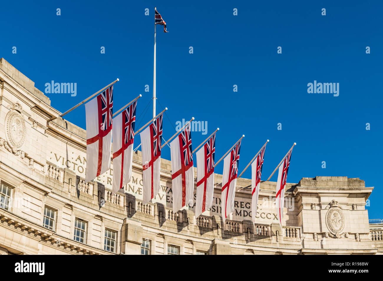 Londra. Novembre 2018. Una vista di alfiere maritine bandiere sul Amiralty Arch sul Mall a Londra Foto Stock