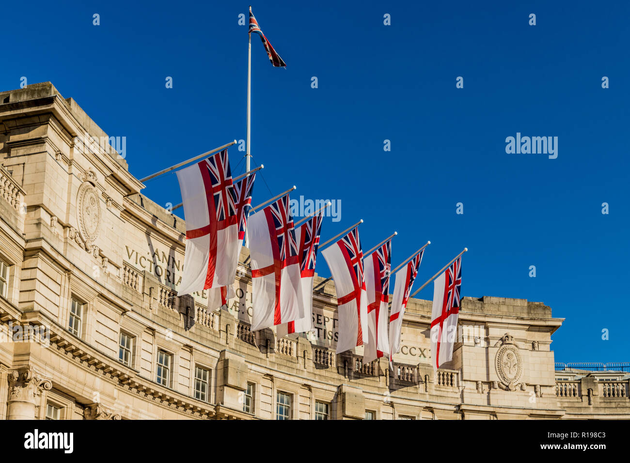 Londra. Novembre 2018. Una vista di alfiere maritine bandiere sul Amiralty Arch sul Mall a Londra Foto Stock