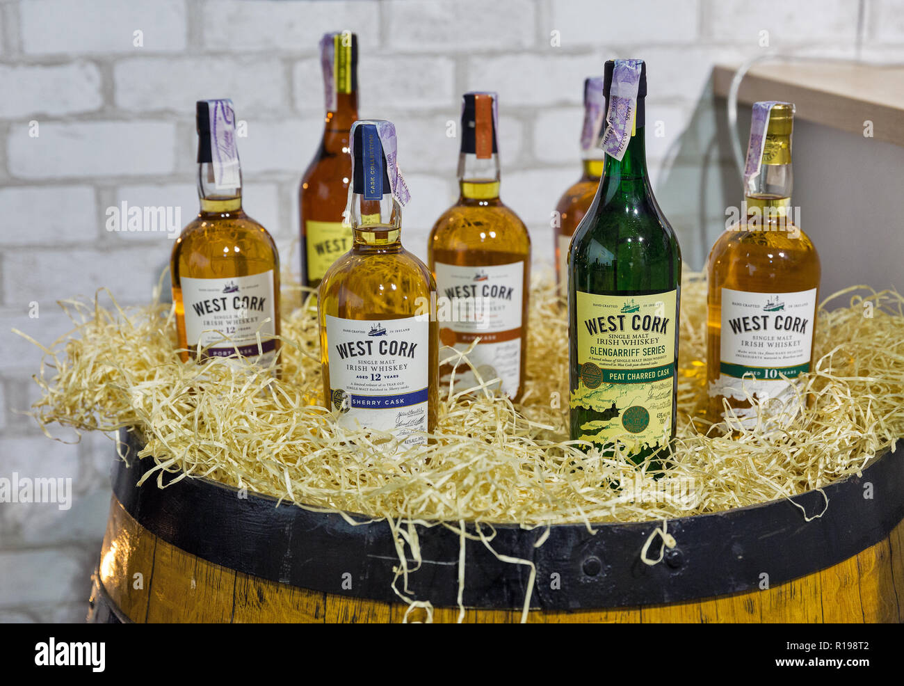 KIEV, UCRAINA - 20 ottobre 2018: West Cork Irish single malt whiskey bottiglie closeup in botte allo stand della quarta ucraino Dram Whisky Festival dalla buona W Foto Stock