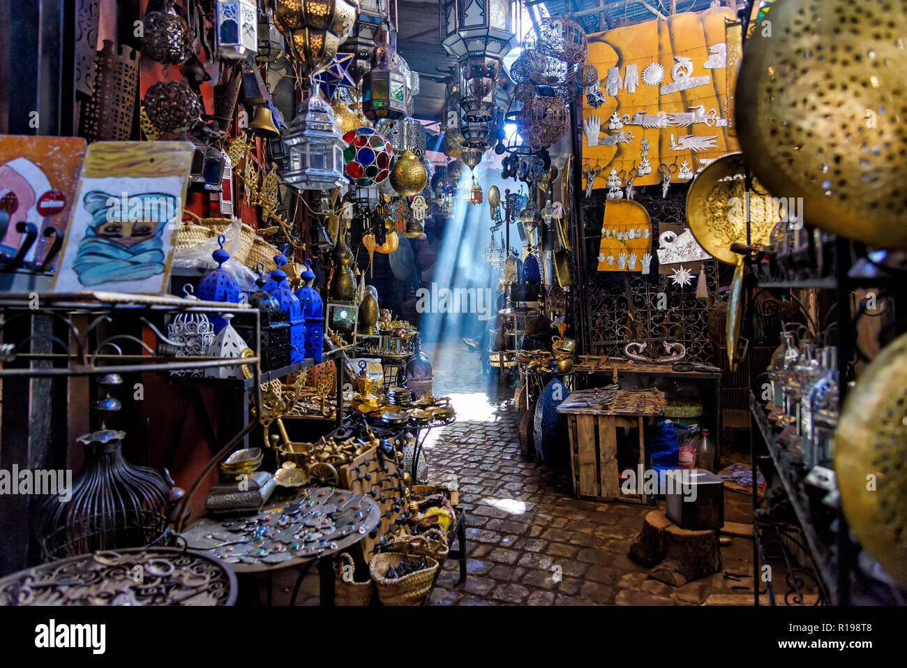 Marrakech, Marocco - 30 dicembre 2017: uno stretto passaggio nel Souk Haddadine. Un souq o souk è un marketplace o quartiere commerciale Foto Stock