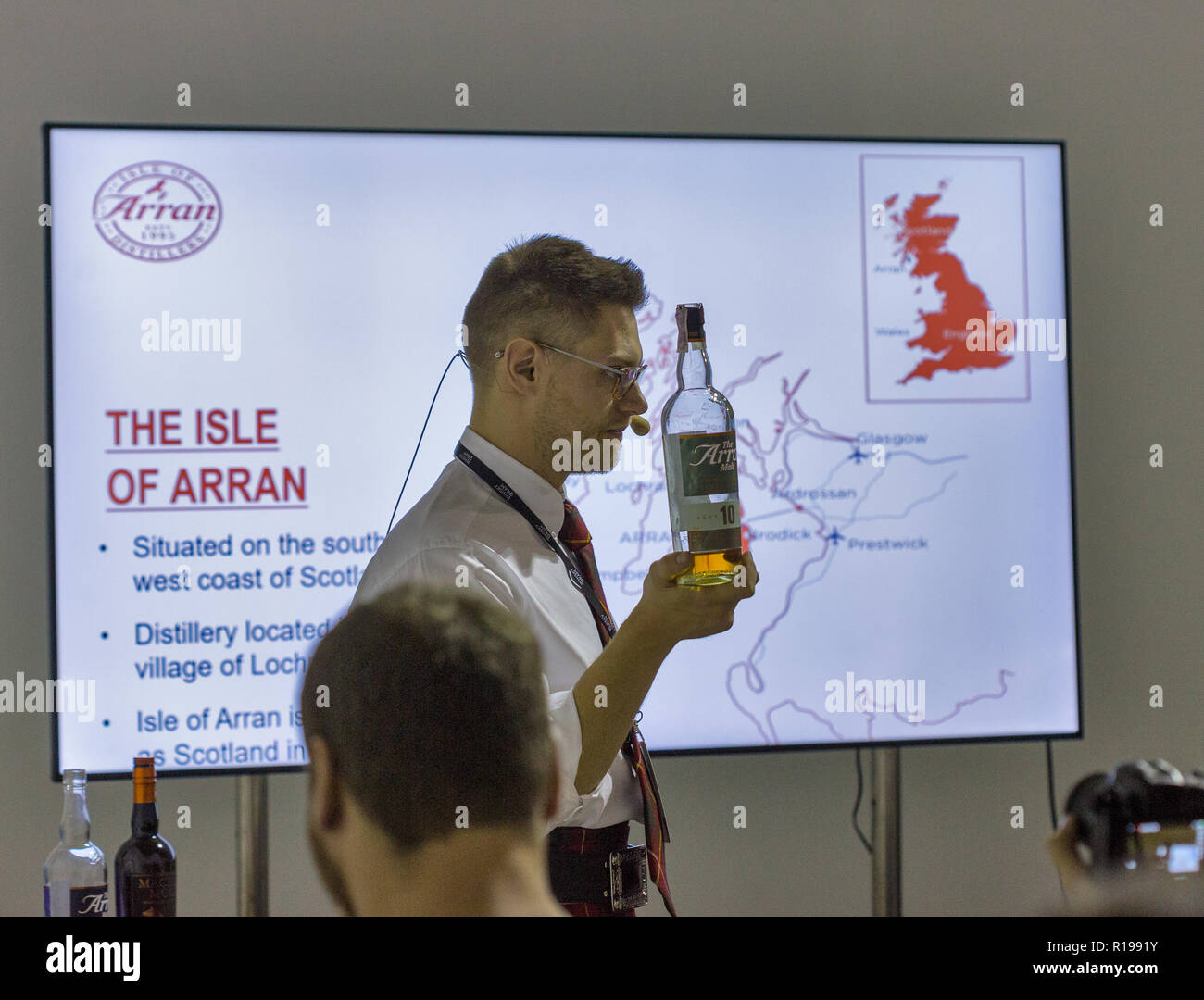 KIEV, UCRAINA - 20 ottobre 2018: Andrew campana presenta la Arran Scottish single malt whisky al 4° ucraino Dram Whisky Festival organizzato dalla buona W Foto Stock