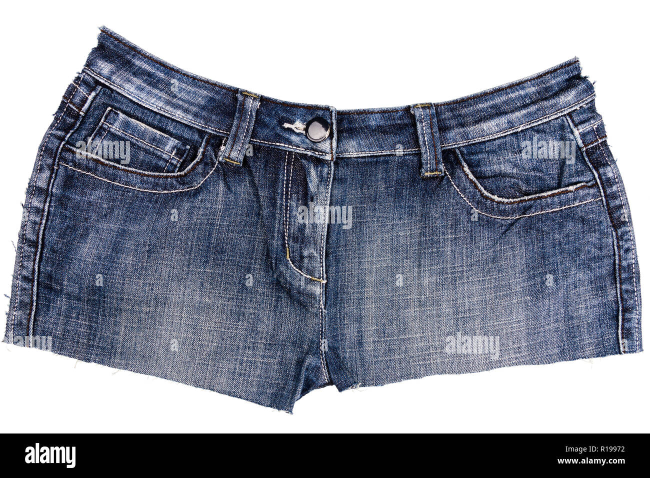 Pezzo di blue jeans tessuto con tasche laterali isolati su sfondo bianco. Ruvida bordi irregolari. Jeans Denim strappato Foto Stock