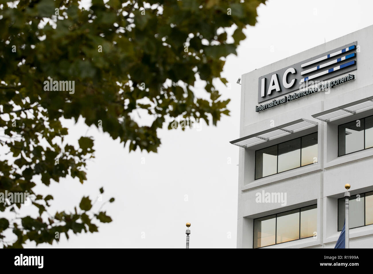 Un segno del logo al di fuori di una struttura occupata da International Automotive Components Group (IAC) in Southfield, Michigan, il 27 ottobre 2018. Foto Stock