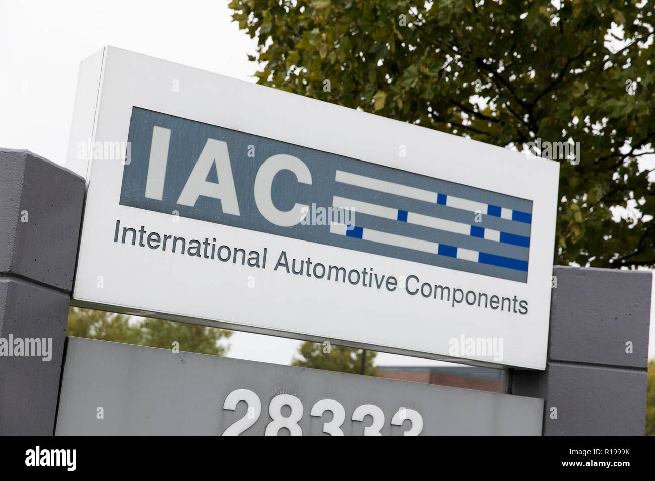 Un segno del logo al di fuori di una struttura occupata da International Automotive Components Group (IAC) in Southfield, Michigan, il 27 ottobre 2018. Foto Stock