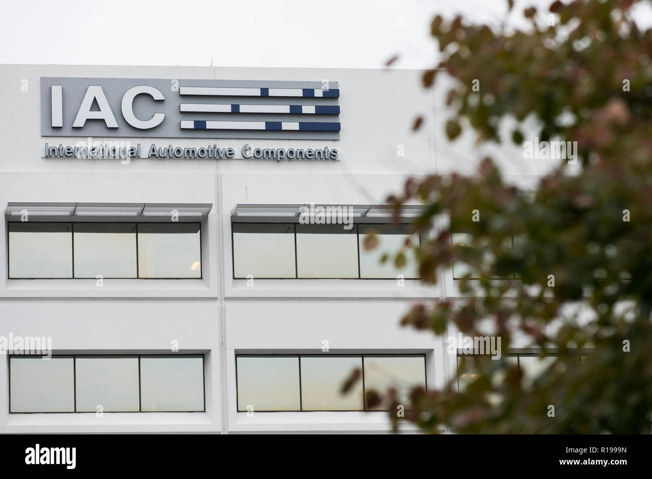 Un segno del logo al di fuori di una struttura occupata da International Automotive Components Group (IAC) in Southfield, Michigan, il 27 ottobre 2018. Foto Stock