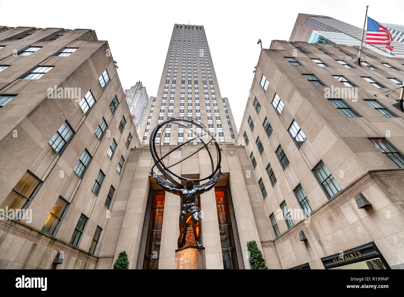 New York, STATI UNITI D'AMERICA,9 Novembre 2018. Statua di bronzo di Atlas recanti il volteggiare sky nella città di New York è il Centro Rockefeller. Foto di Enrique Shore Foto Stock