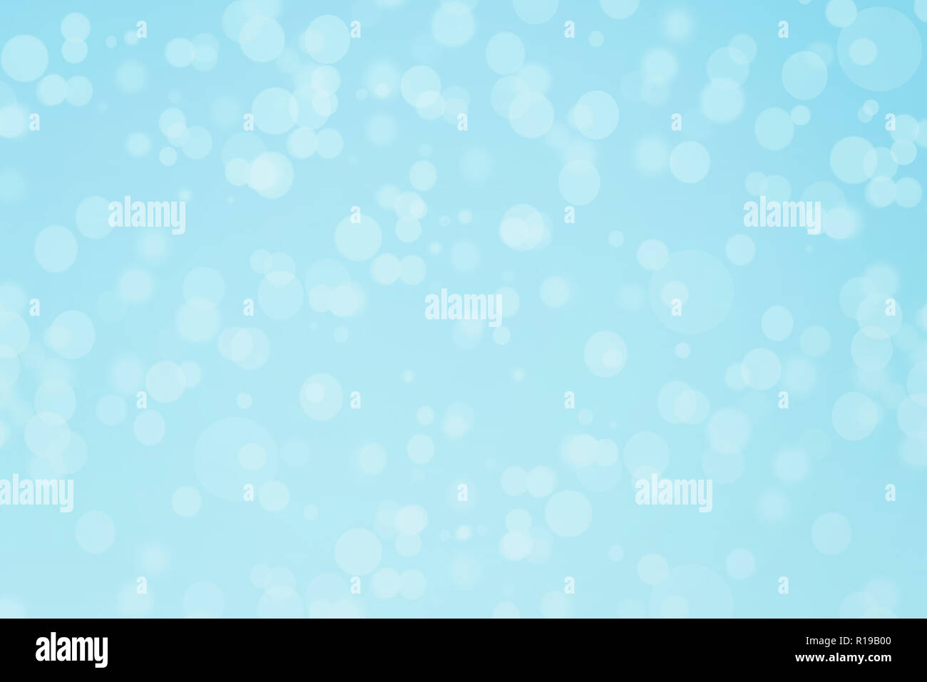 Sfondo blu di bokeh di fondo. Nevicata di natale luce astratta del concetto. Foto Stock