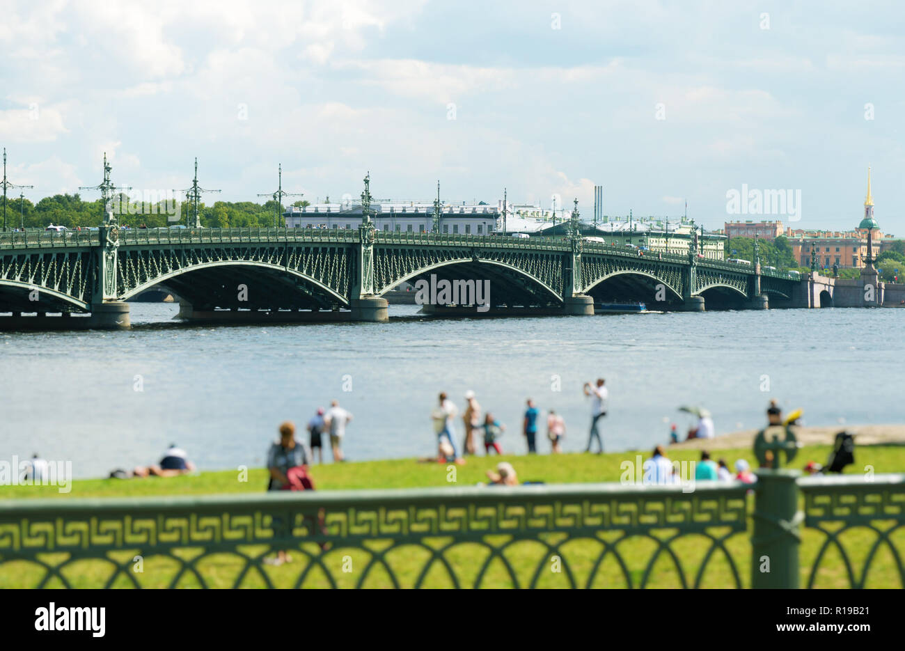 Troitsky ponte levatoio lungo il fiume Neva a San Pietroburgo. Foto Stock
