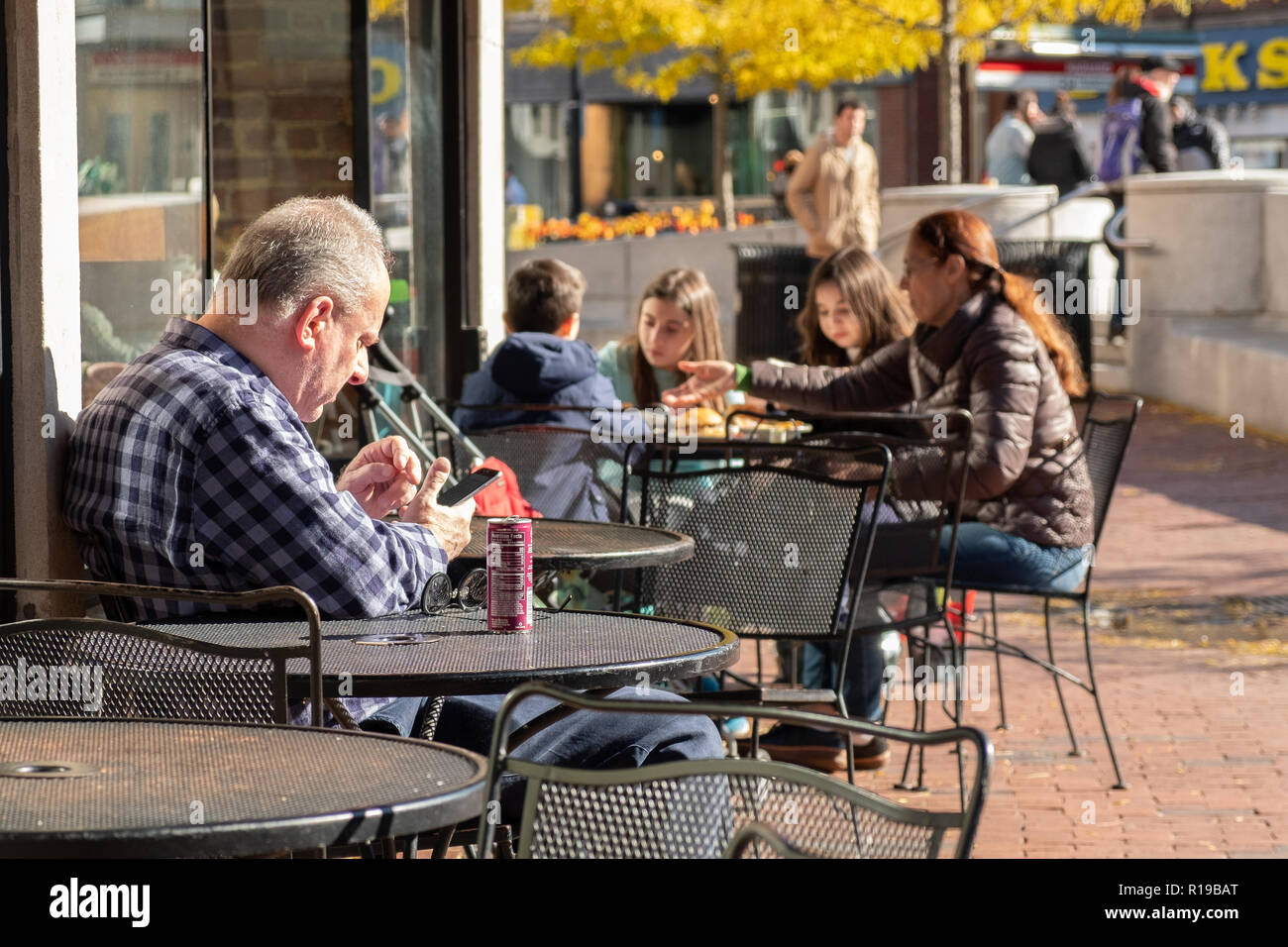 Le persone che si godono la vita all'aperto in corrispondenza di un cafe in Harvard Square Foto Stock