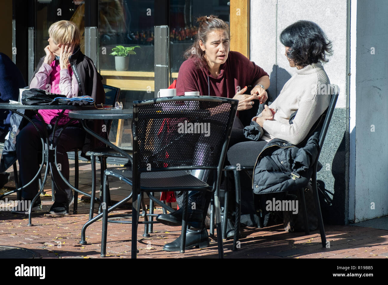 Le persone che si godono la vita all'aperto in corrispondenza di un cafe in Harvard Square Foto Stock