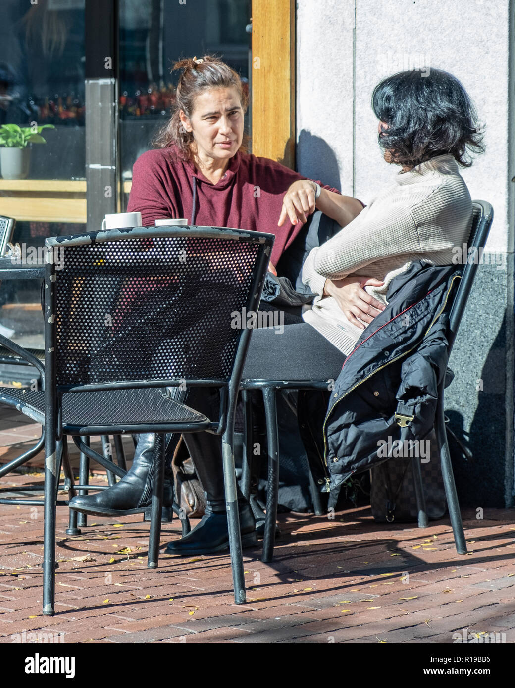 Le persone che si godono la vita all'aperto in corrispondenza di un cafe in Harvard Square Foto Stock