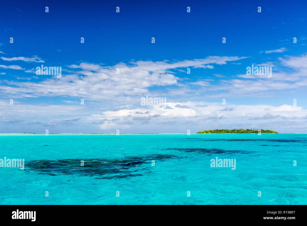 Le acque turchesi di uno dei piedi Isola, Aitutaki, Isole Cook. Foto Stock