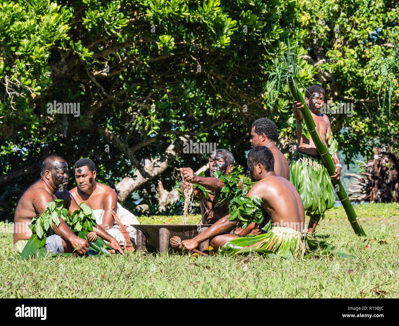 Gli anziani del villaggio dalla cittadina di Waitabu eseguire una tradizionale cerimonia Kava, all'Isola di Taveuni, Repubblica delle Isole Figi. Foto Stock