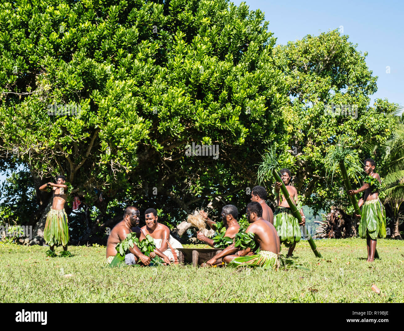 Gli anziani del villaggio dalla cittadina di Waitabu eseguire una tradizionale cerimonia Kava, all'Isola di Taveuni, Repubblica delle Isole Figi. Foto Stock