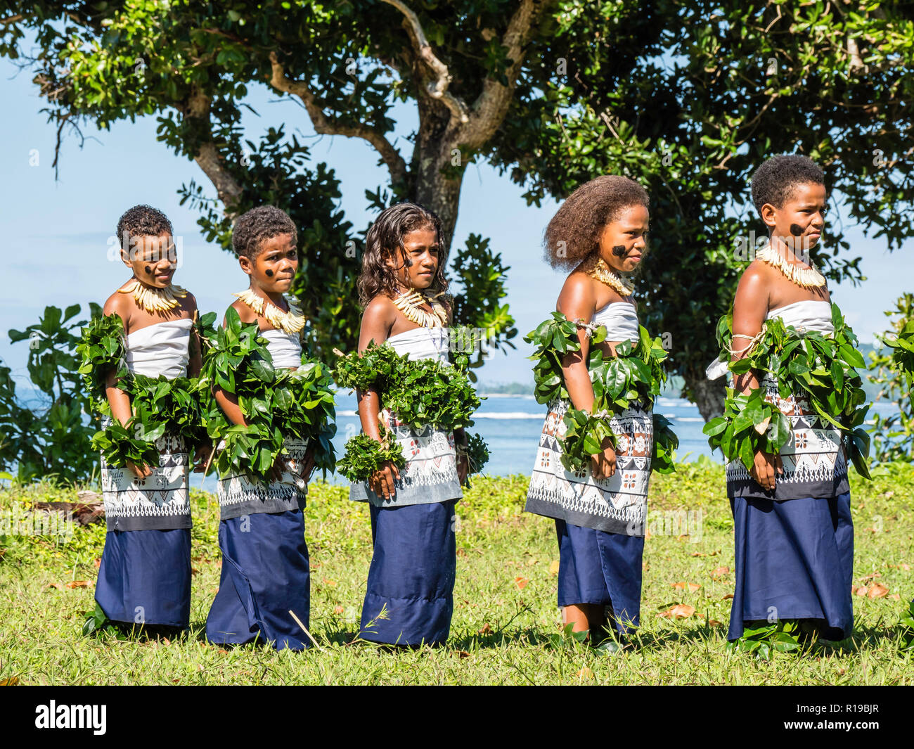 I bambini dalla cittadina di Waitabu eseguire la tradizionale danza sull isola di Taveuni, Repubblica delle Isole Figi. Foto Stock