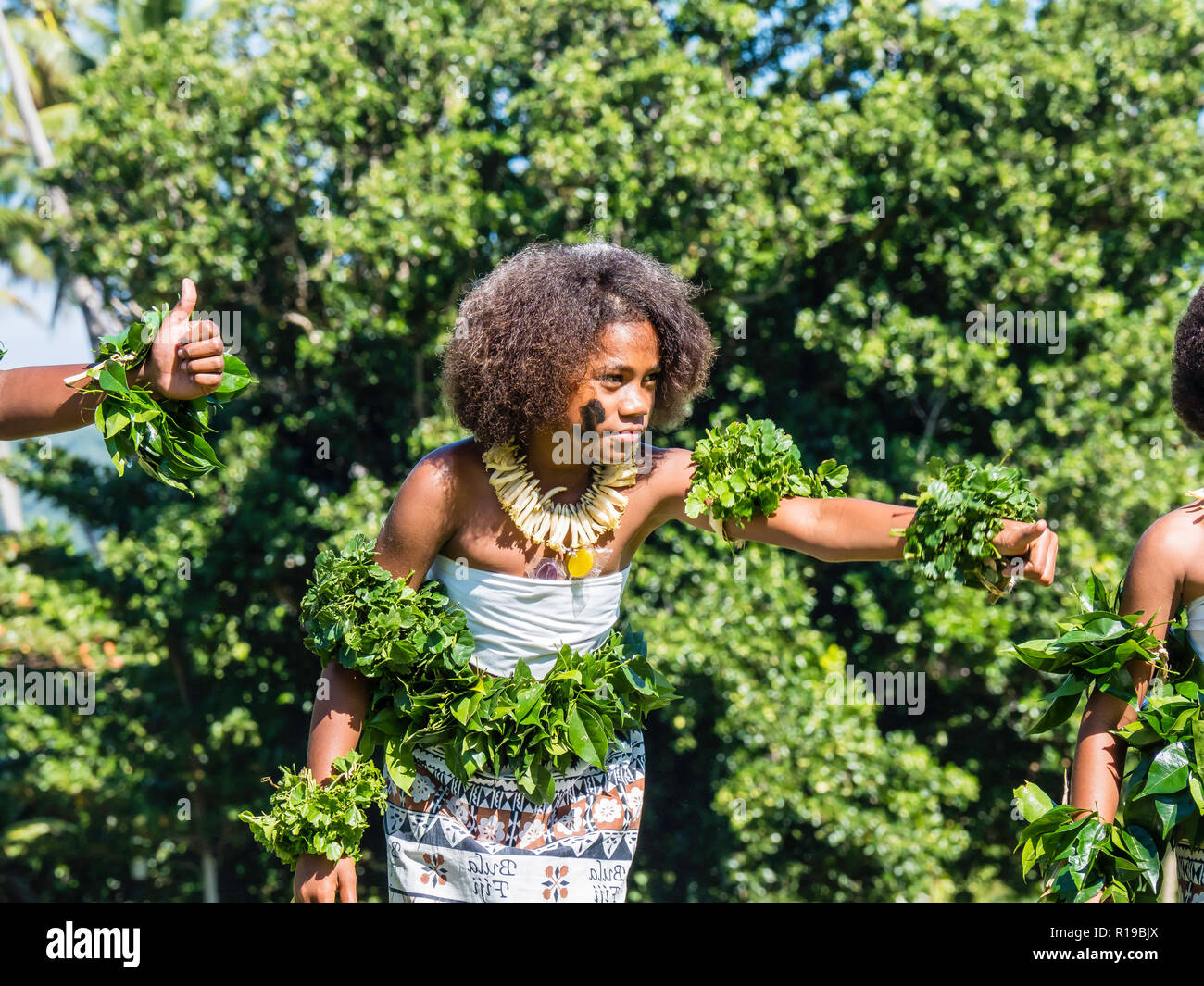 I bambini dalla cittadina di Waitabu eseguire la tradizionale danza sull isola di Taveuni, Repubblica delle Isole Figi. Foto Stock