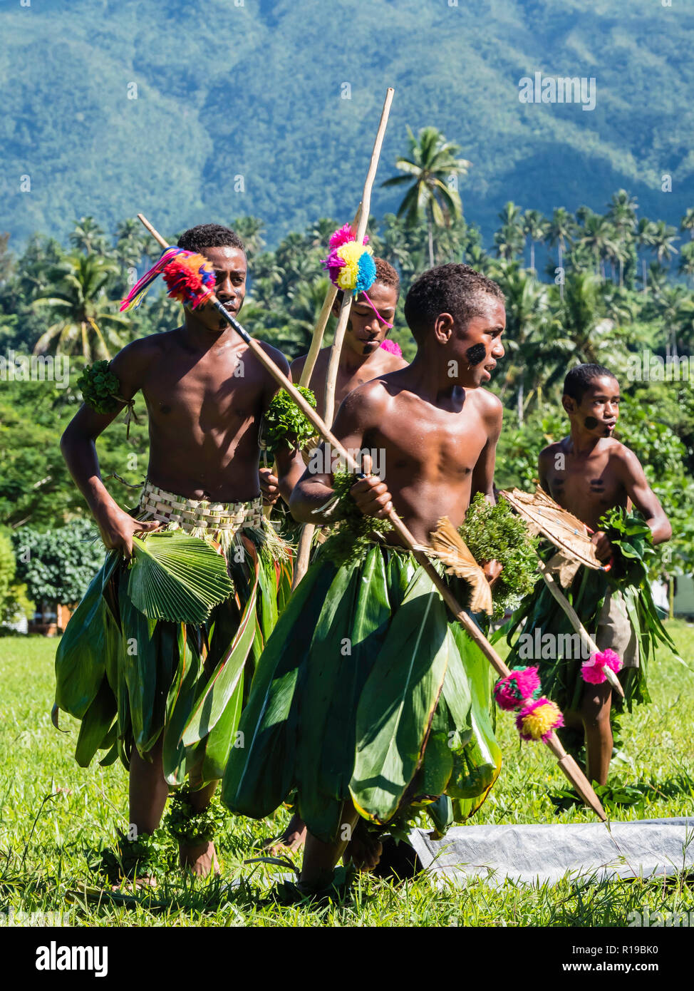 I bambini dalla cittadina di Waitabu eseguire la tradizionale danza sull isola di Taveuni, Repubblica delle Isole Figi. Foto Stock