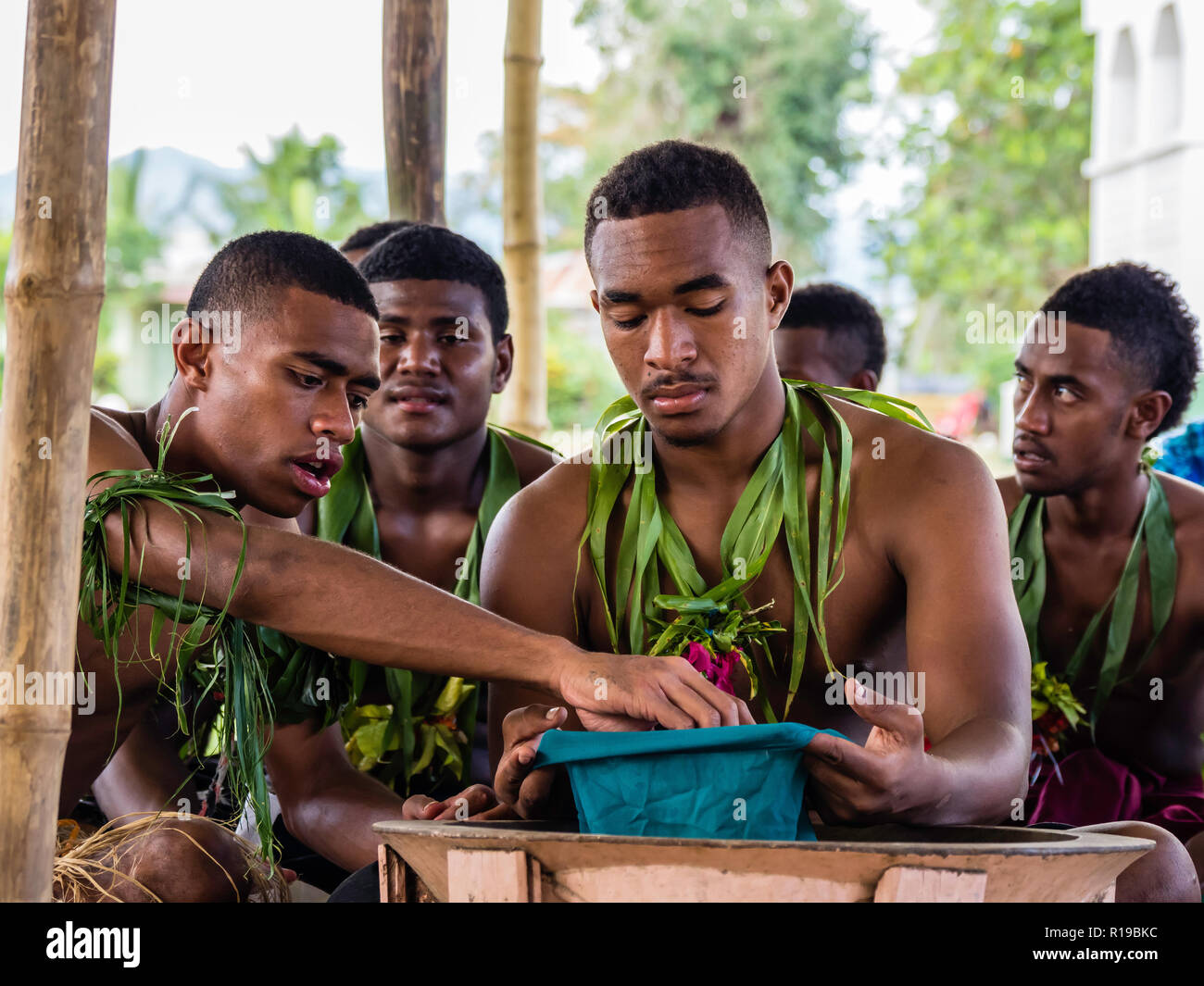 Una cerimonia Kava dalle persone del villaggio di Sabeto, Viti Levu, Repubblica delle Isole Figi. Foto Stock