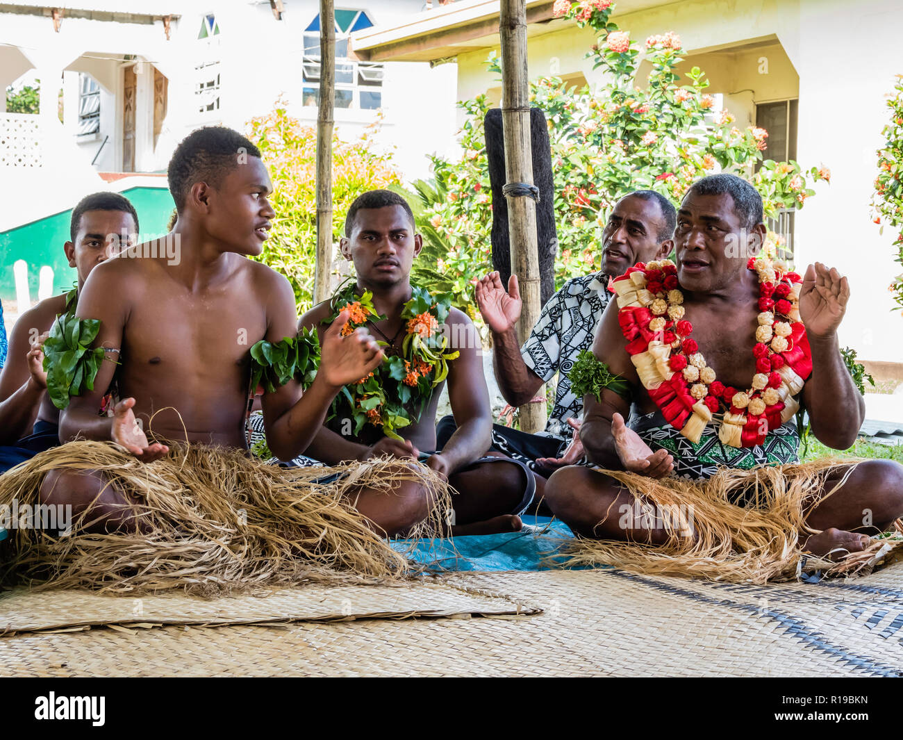 Una cerimonia Kava dalle persone del villaggio di Sabeto, Viti Levu, Repubblica delle Isole Figi. Foto Stock