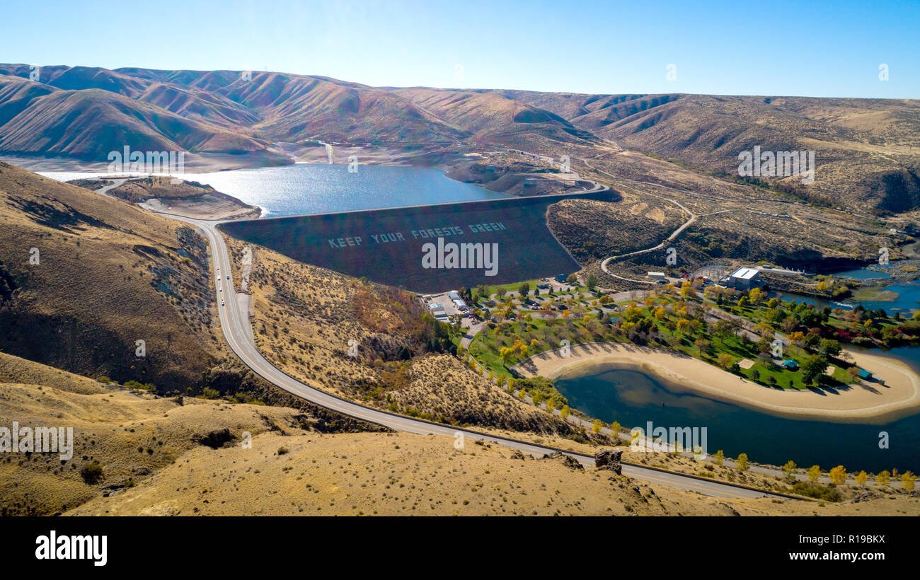 Vista aerea del piccolo parco della città alla base di una terra diga idroelettrica in Idaho Foto Stock