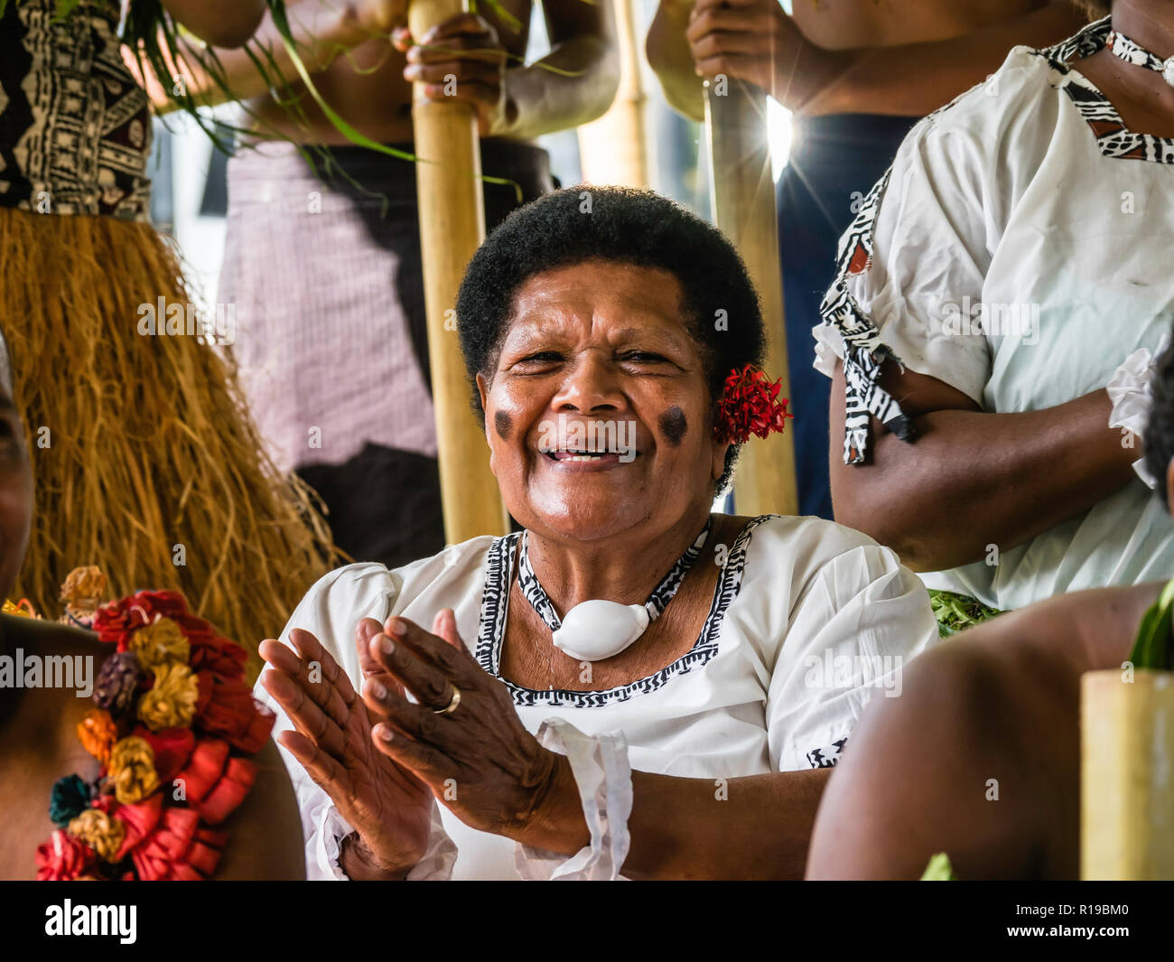 Una cerimonia Kava dalle persone del villaggio di Sabeto, Viti Levu, Repubblica delle Isole Figi. Foto Stock