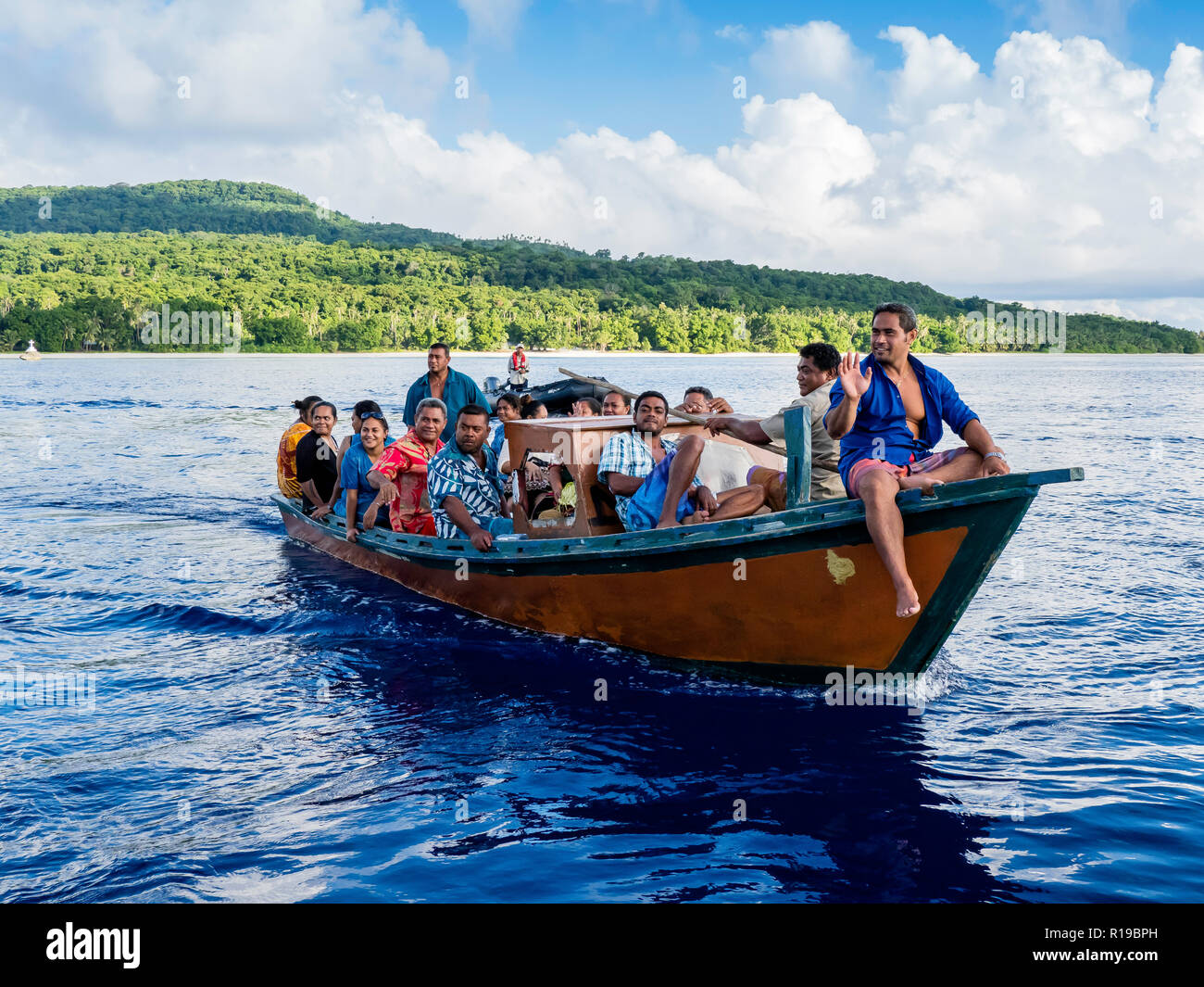 La popolazione locale in barca di legno dall'isola Alofi, territorio francese di Wallis e Futuna. Foto Stock