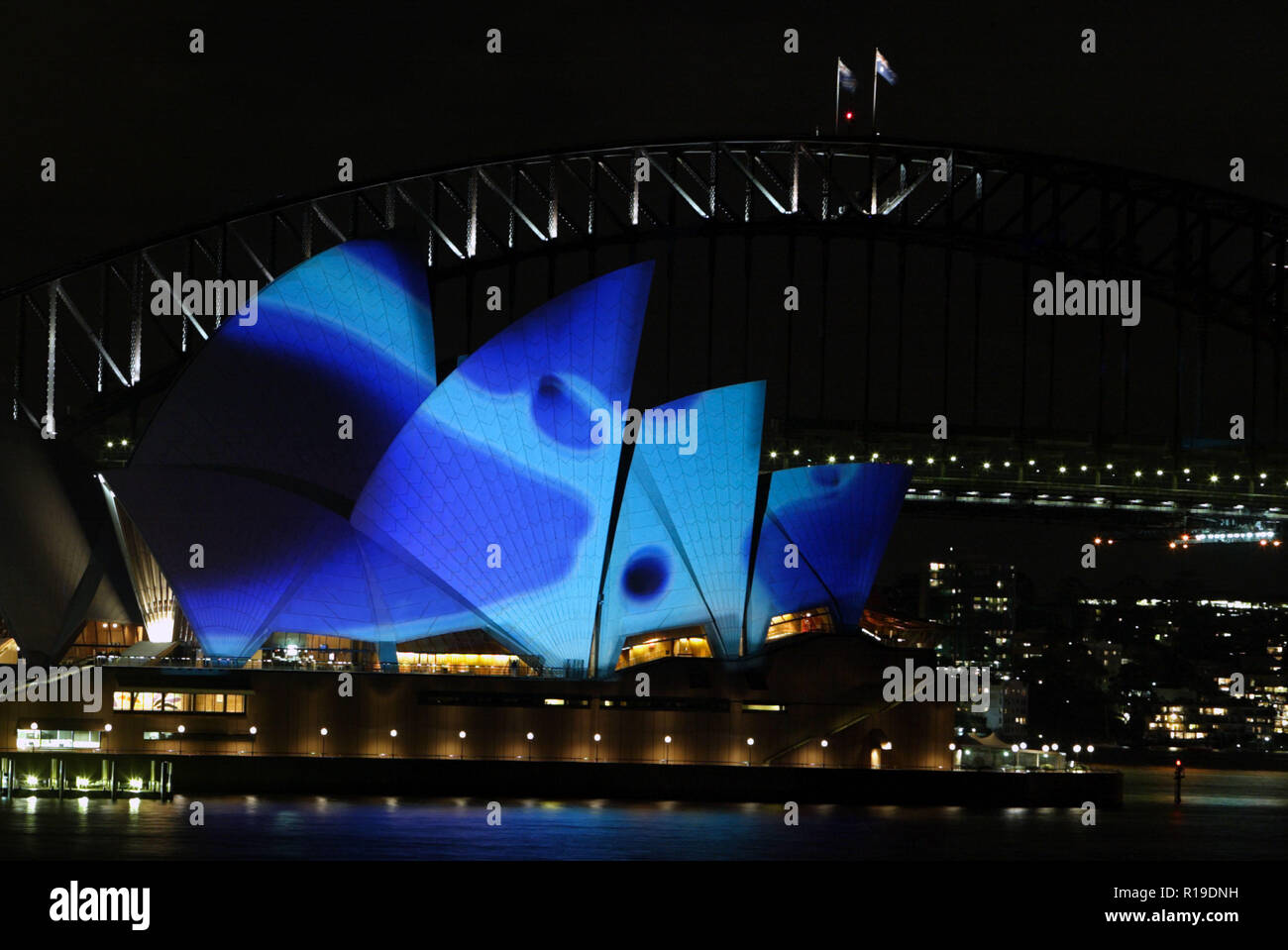 Effetti speciali di illuminazione visualizzati sul 'smira' di Sydney Opera  House durante il luminoso, il festival di musica, idee, luce e performance  curata da Brian Eno e che si terrà dal 26