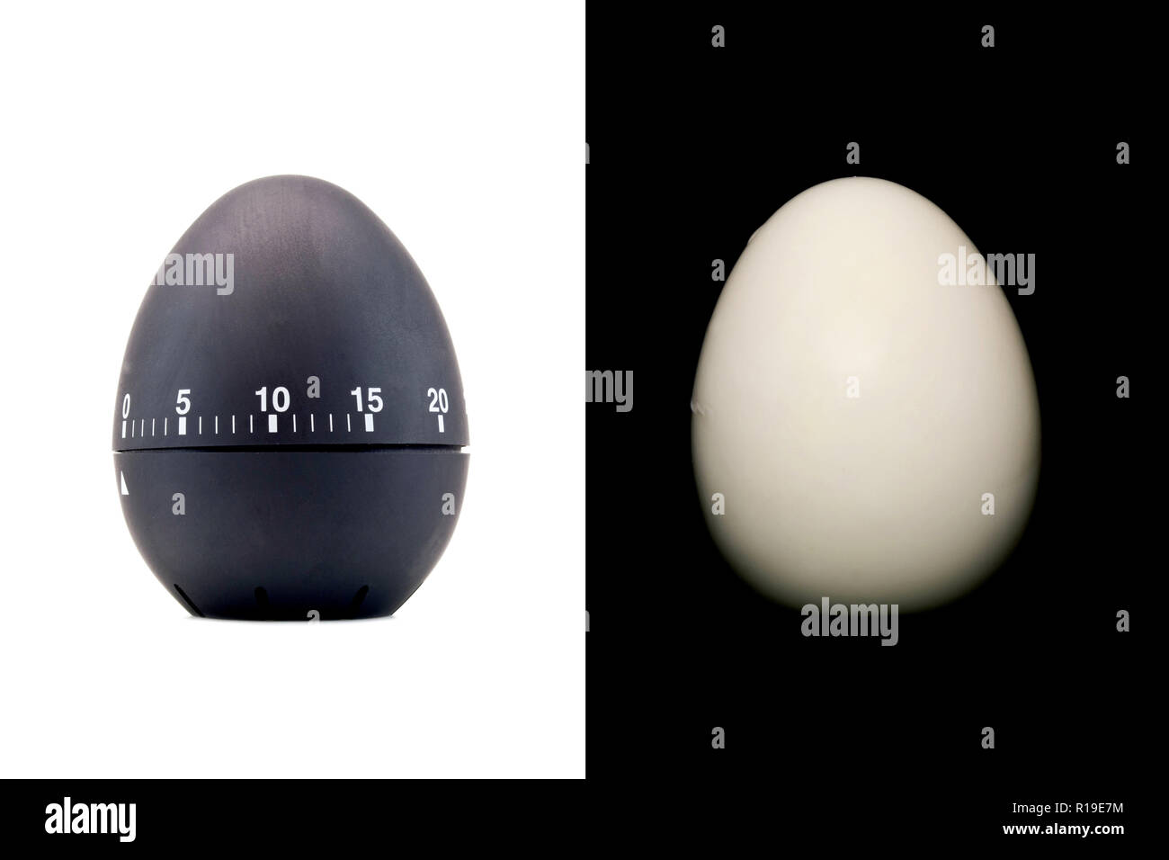 Timer come un uovo nero isolato su sfondo bianco e bolliti sbucciato uovo su uno sfondo nero Foto Stock