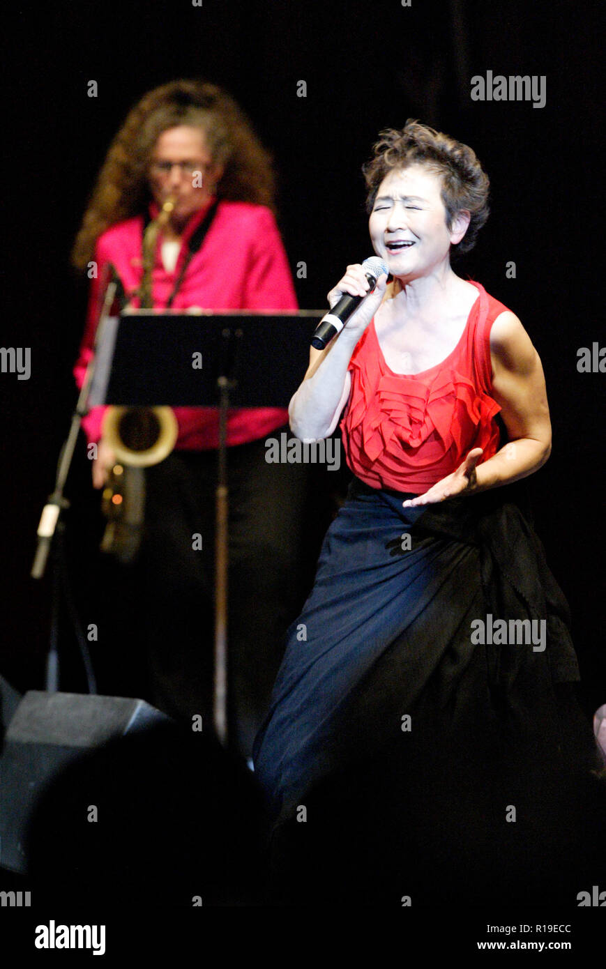 Tokiko Kato, cantante giapponese e ambasciatore di benevolenza per il Programma delle Nazioni Unite per l'ambiente, l'esecuzione di live in concerto a Sydney Sala Congressi. Sydney, Australia. 20.08.08. Foto Stock