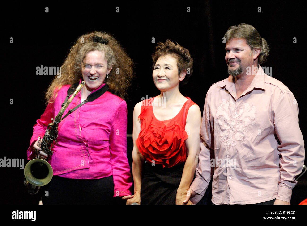 Sandy Evans, Tokiko Kato e Matteo Doyle Tokiko Kato, cantante giapponese e ambasciatore di benevolenza per il Programma delle Nazioni Unite per l'ambiente, l'esecuzione di live in concerto a Sydney Sala Congressi. Sydney, Australia. 20.08.08. Foto Stock