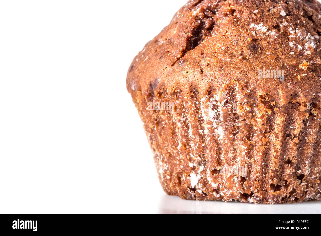 Torta al cioccolato, muffin close-up macro con un numero di briciole isolati su sfondo bianco Foto Stock