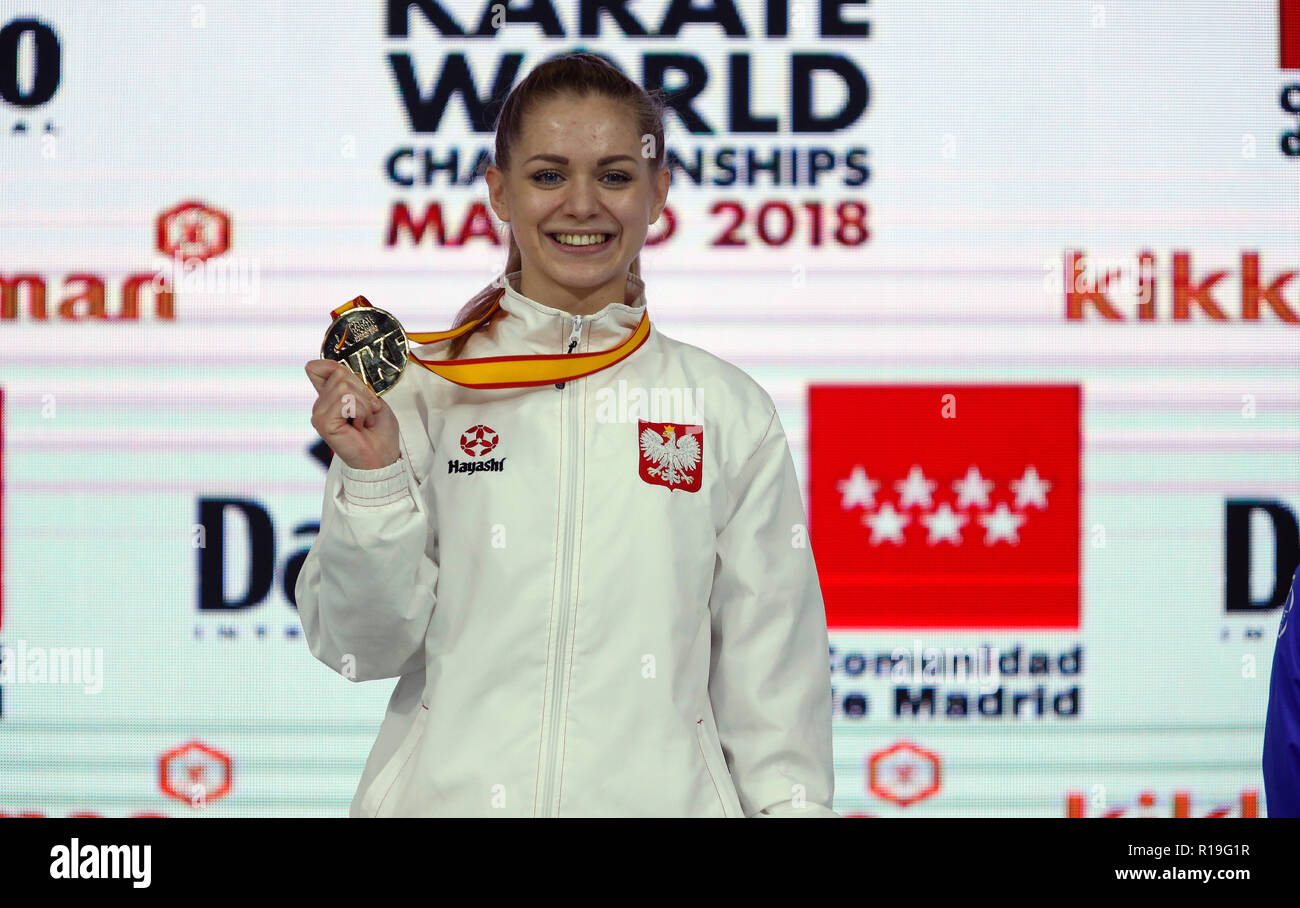 Il polacco karateka Dorota Banaszczyk visto che posano per una foto dopo aver vinto una medaglia d'oro della donna sotto 55kg Kumite del ventiquattresimo Karate Campionati del Mondo di Madrid in Spagna Foto Stock