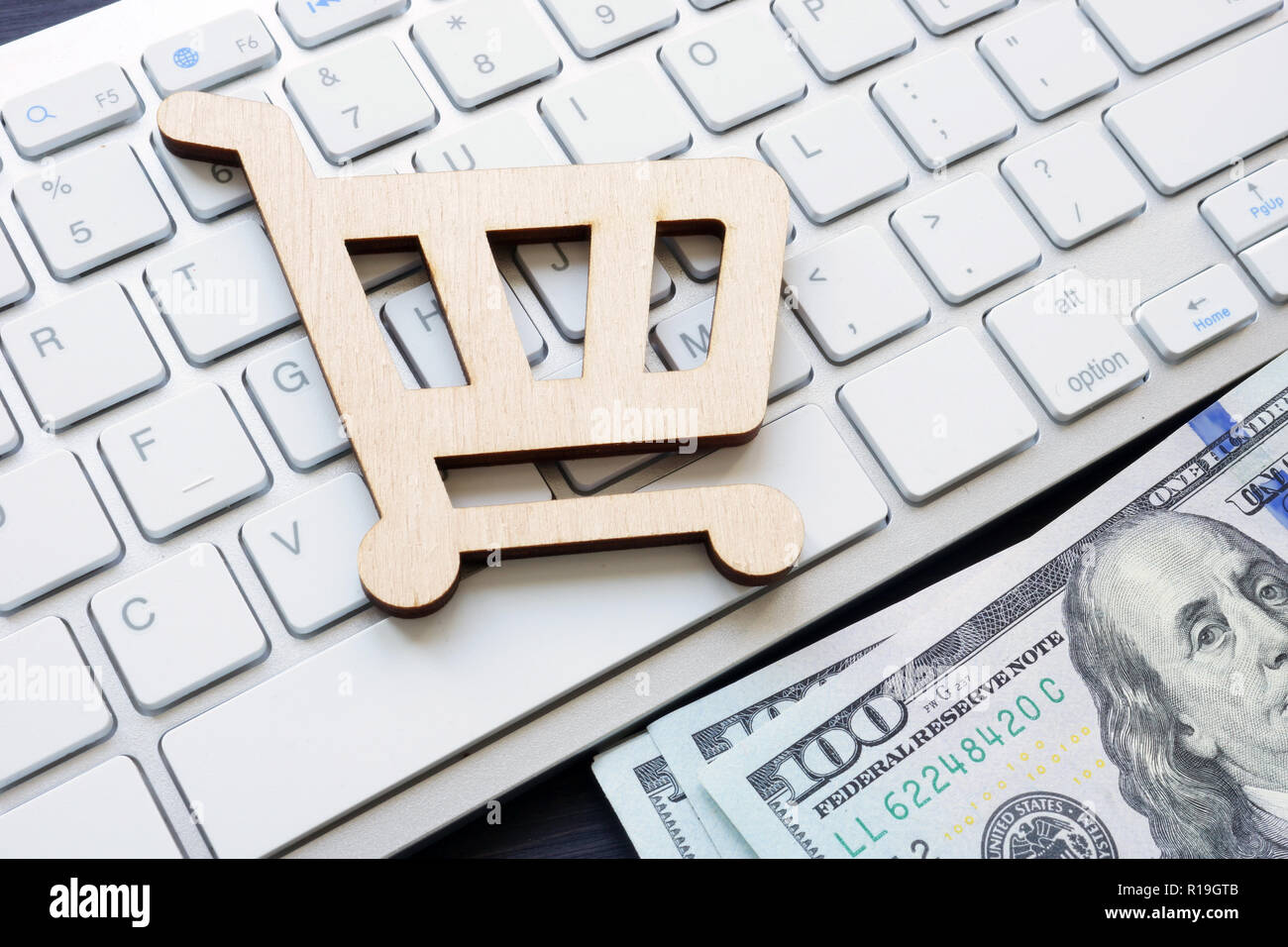 Carrello spesa su una tastiera. Shopping online. Foto Stock