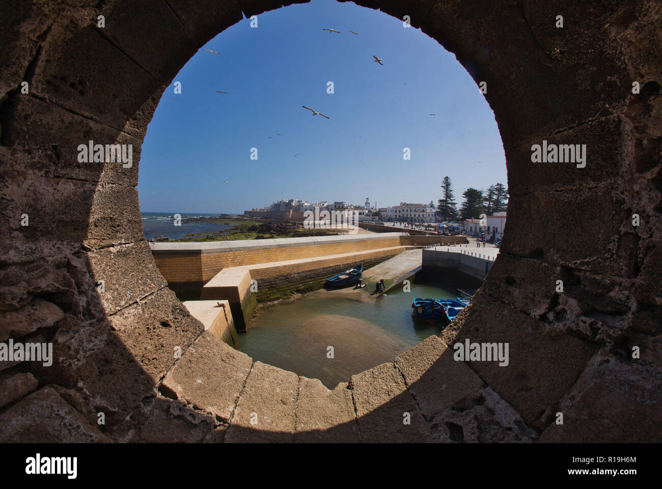 Guardando attraverso un foro di porta verso Essaouira da Bab El Marsa Foto Stock