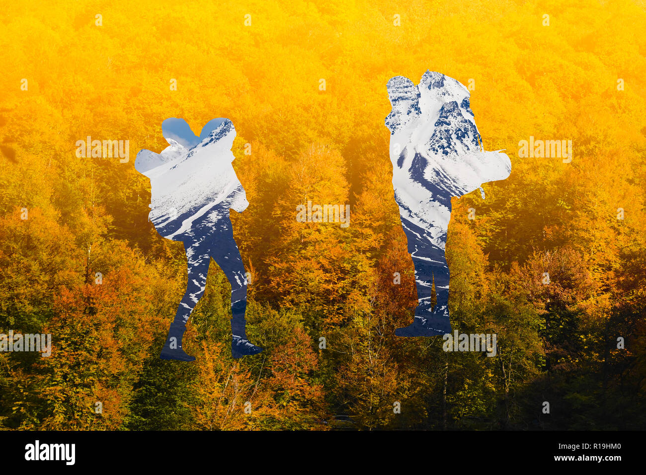 Trekking con zaini, autunno alberi e una montagna innevata scena sono esposti insieme in questa esposizione multipla di lavoro. Foto Stock