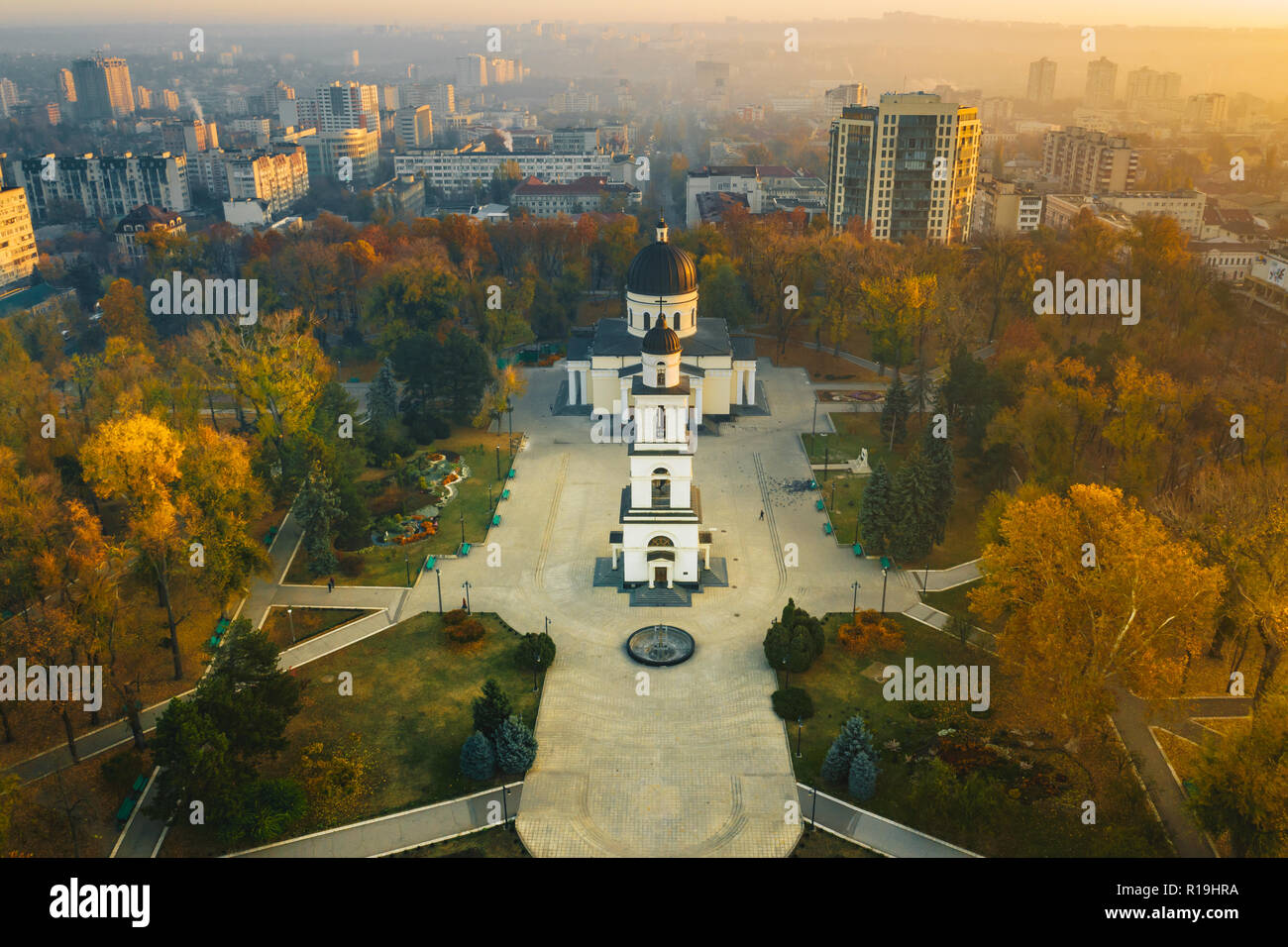 Al di sopra di Chisinau al tramonto. Chisinau è la capitale della Repubblica di Moldavia Foto Stock